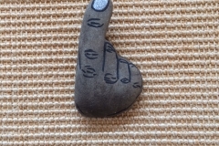 Rosa-Ehrenberg-Stein-mit-Zeigefinger-Objet-trouvé-IMG_4130-24.4.2020