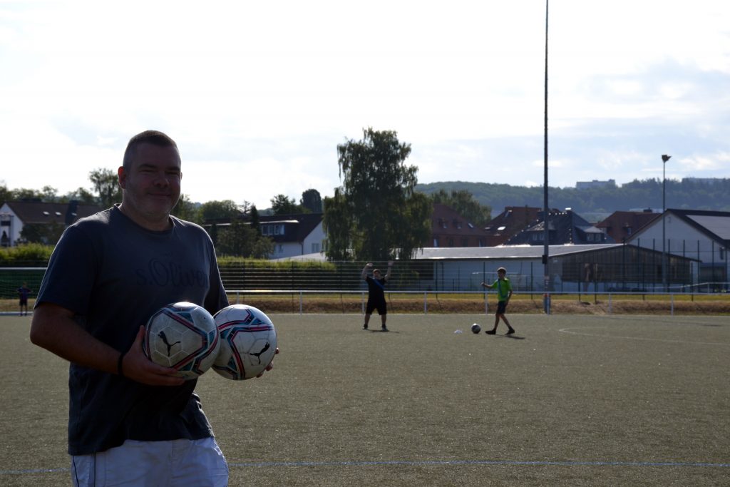 Herr Kieser begleitet das Fußballteam im Stadion